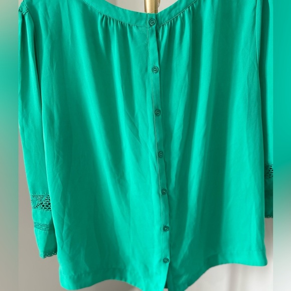 8/$20 New York & Company Vibrant Green Blouse with Lace Accents XL NWOT - Picture 12 of 12